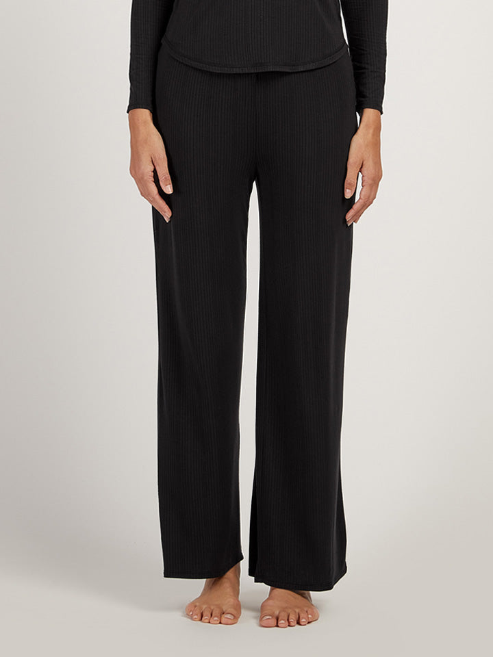 Women wearing Default Title Set 12: 1 Lounge Henley + 1 pair of Lounge Pants