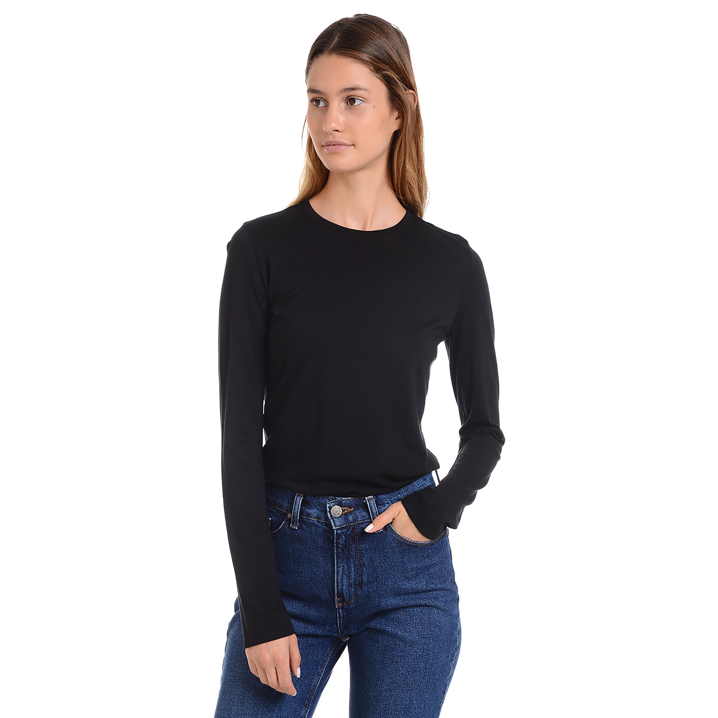  wearing 2 blancs/1 noir Long Sleeve Crew Tee Marcy 3-Pack shirts pour femmes