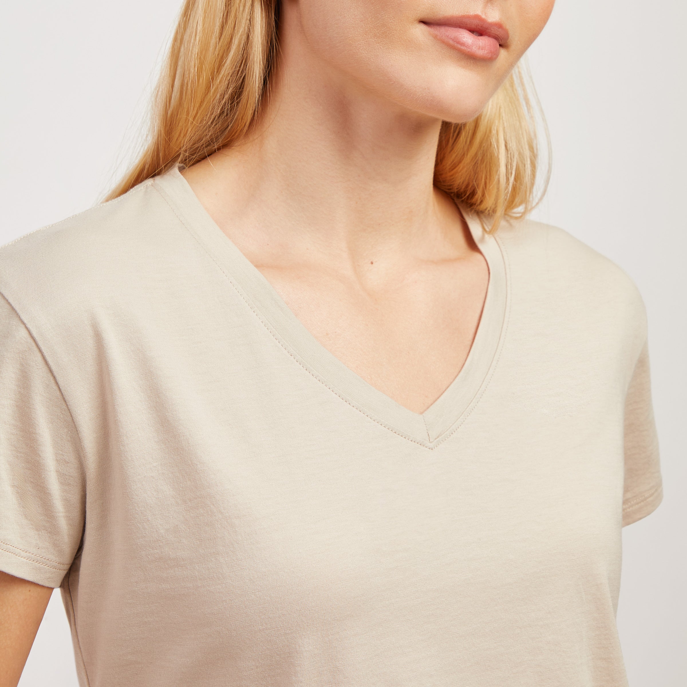 Women wearing Oat The Cotton Relaxed V-Neck Tee