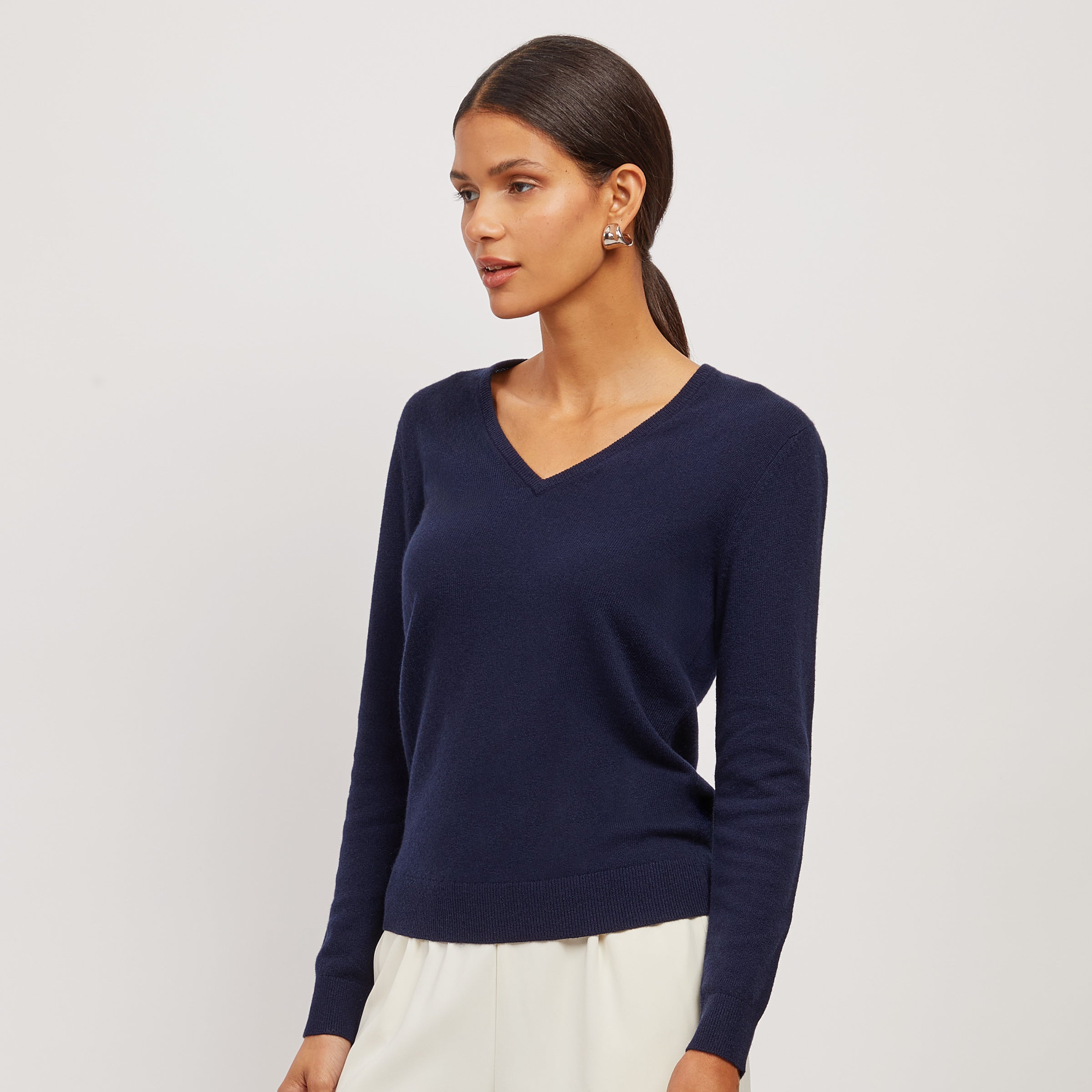 Women wearing Azul marino Cashmere Oversized V-Neck Willow Sweater