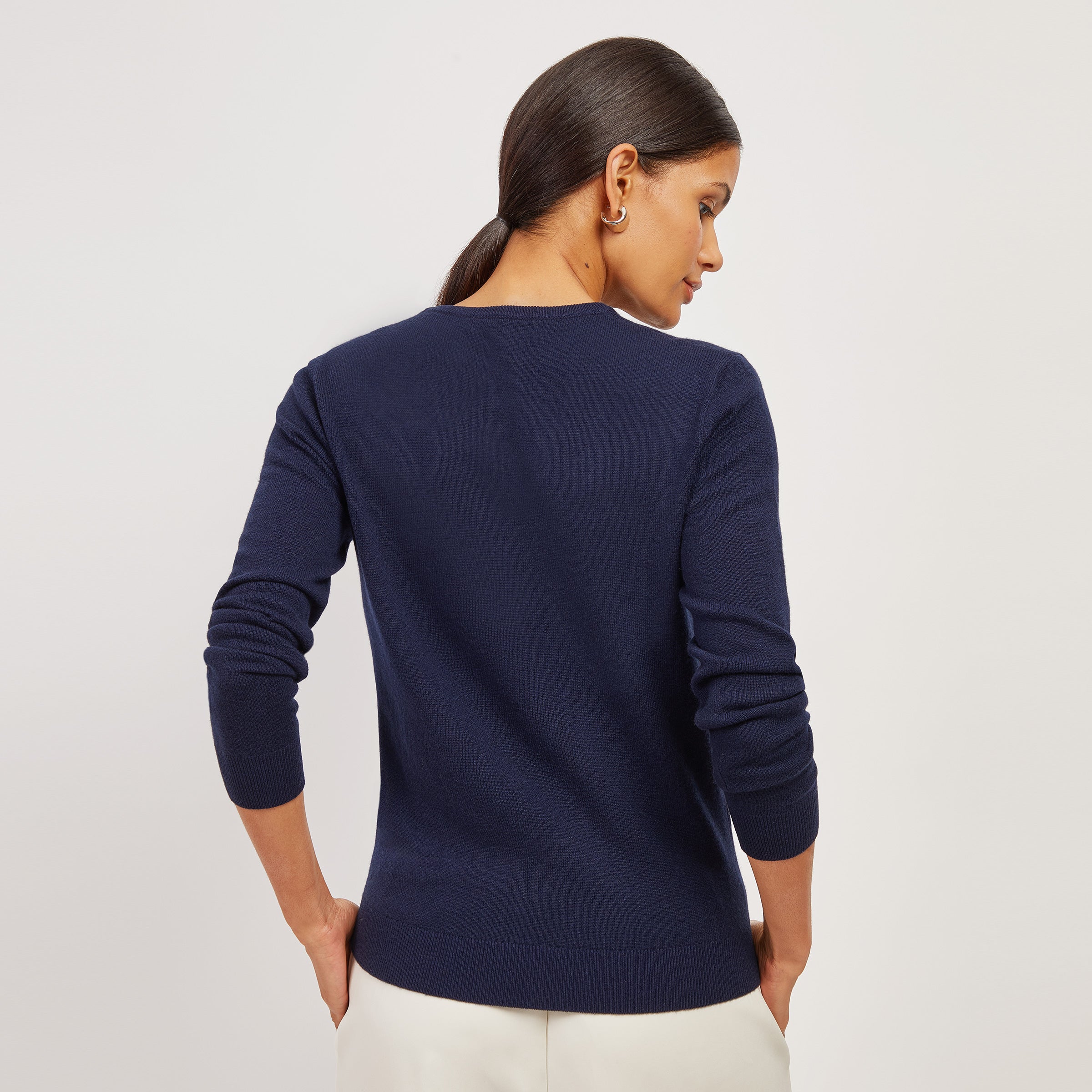 Women wearing Bleu marine Cashmere Oversized V-Neck Willow Sweater