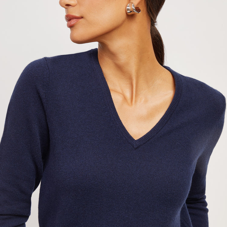 Women wearing Bleu marine Cashmere V-Neck Willow Sweater