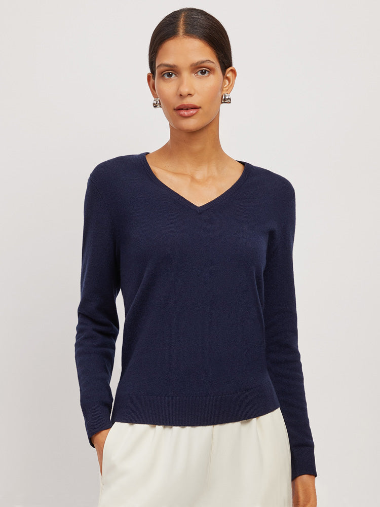 Women wearing Bleu marine Cashmere Oversized V-Neck Willow Sweater