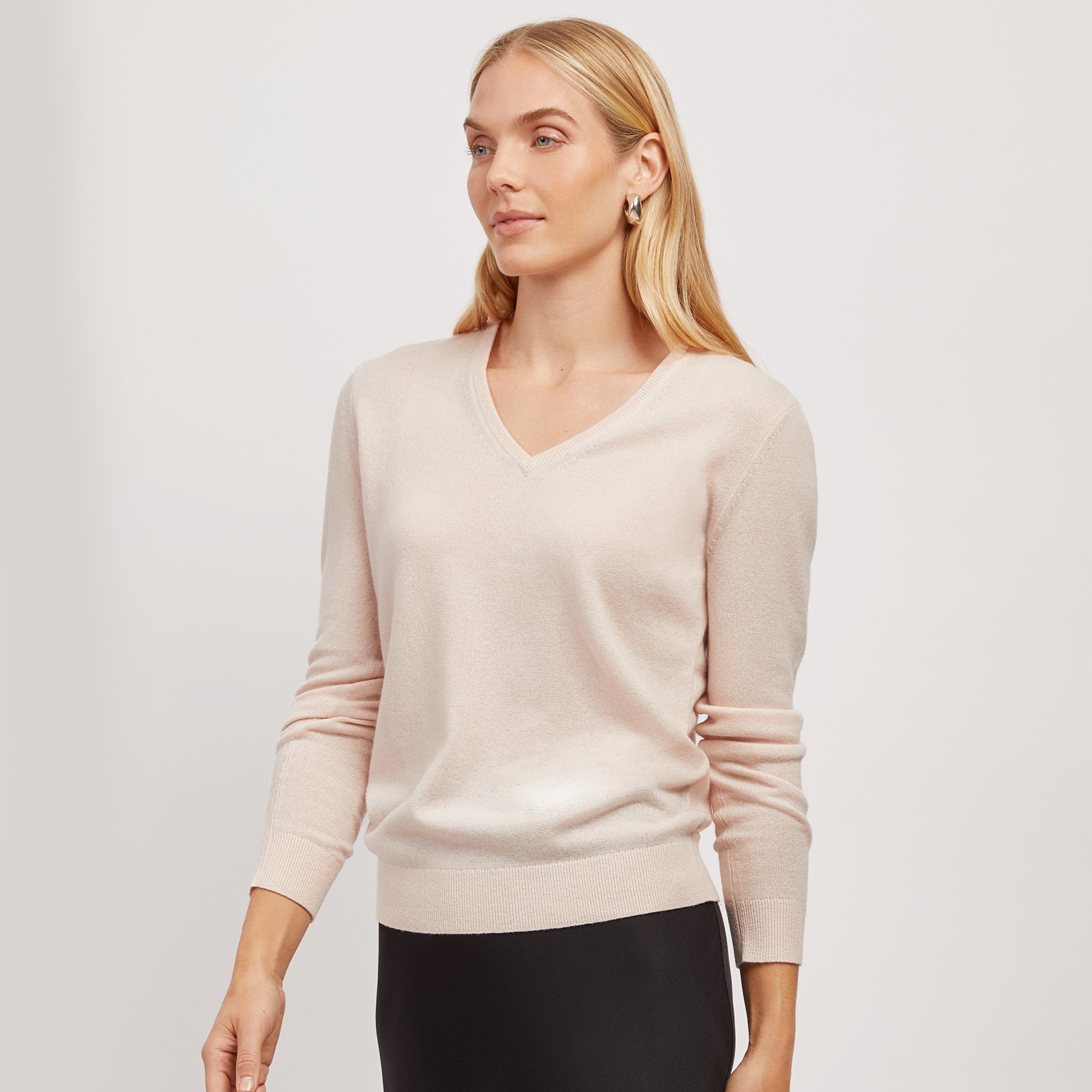 Women wearing Pale Pink Cashmere V-Neck Willow Sweater