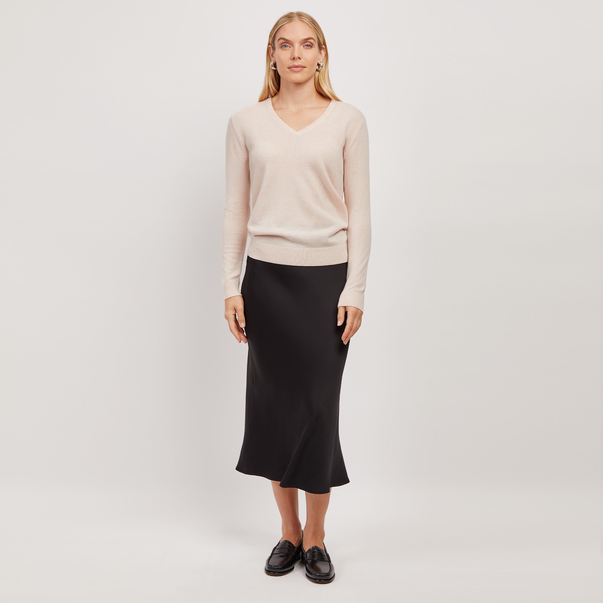 Women wearing Pale Pink Cashmere V-Neck Willow Sweater