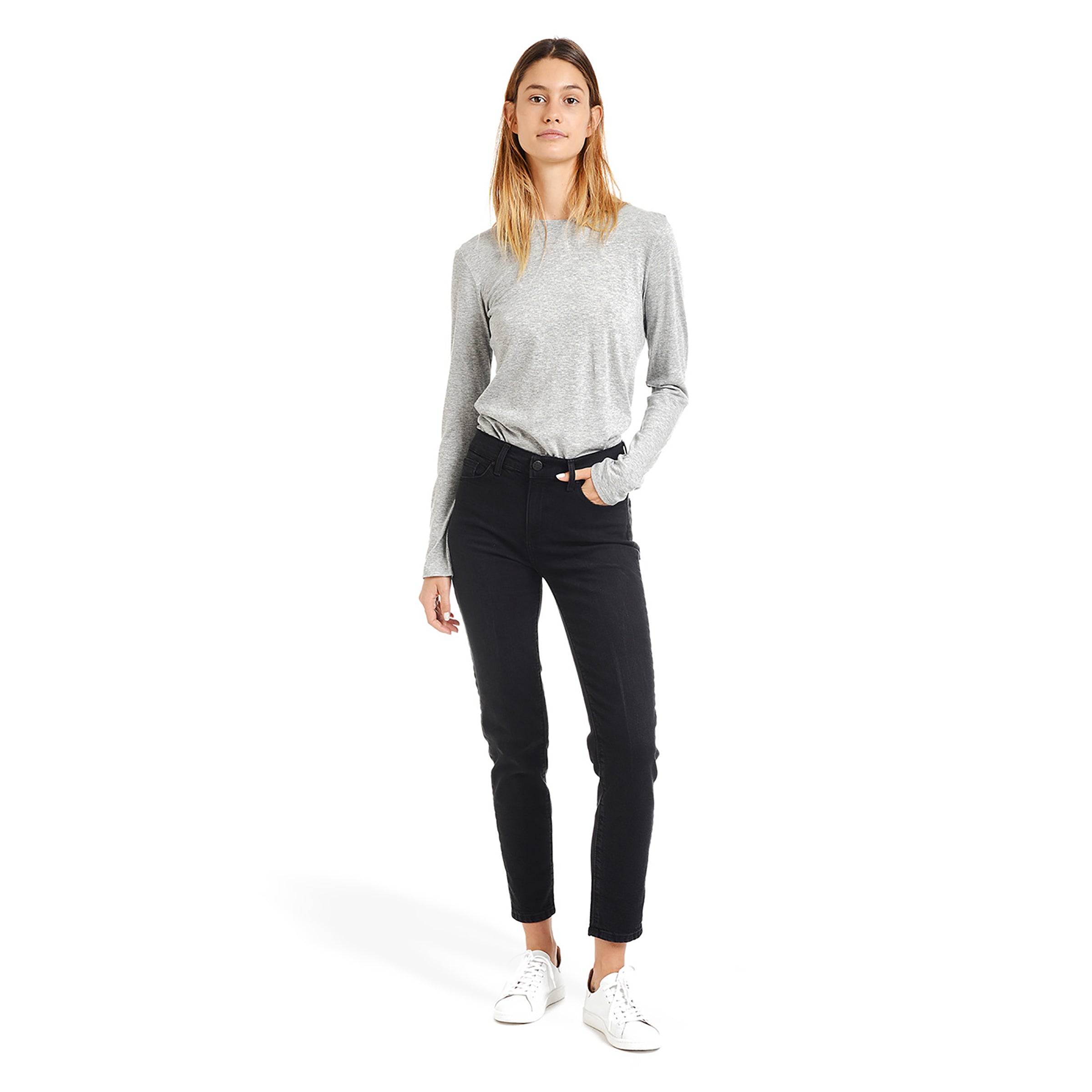 Women wearing Negro lavado Mom Allen Jeans